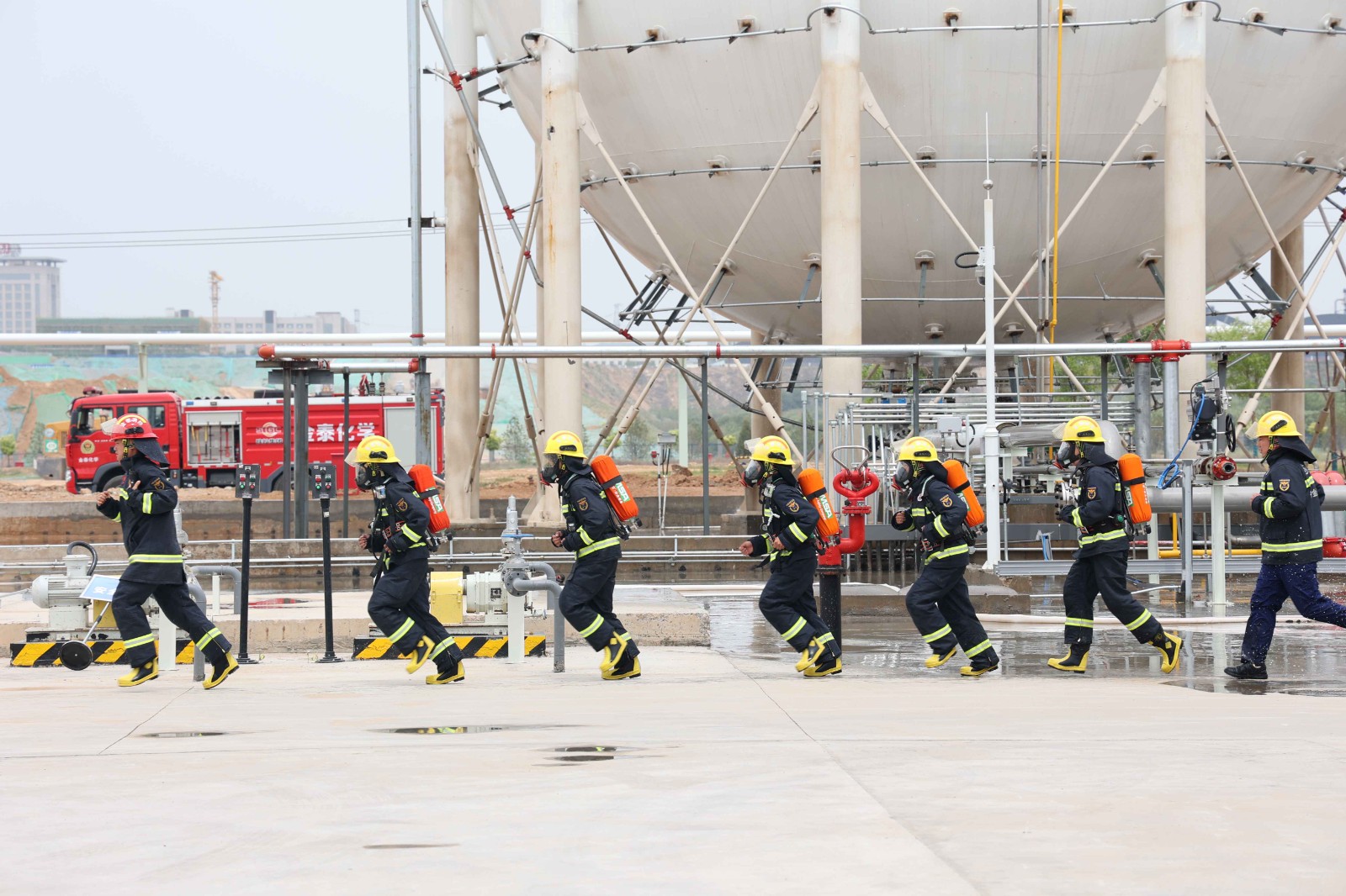 8--举行“危险化学品泄漏”应急演练(1).jpg 8--举行“危险化学品泄漏”应急演练(1).jpg