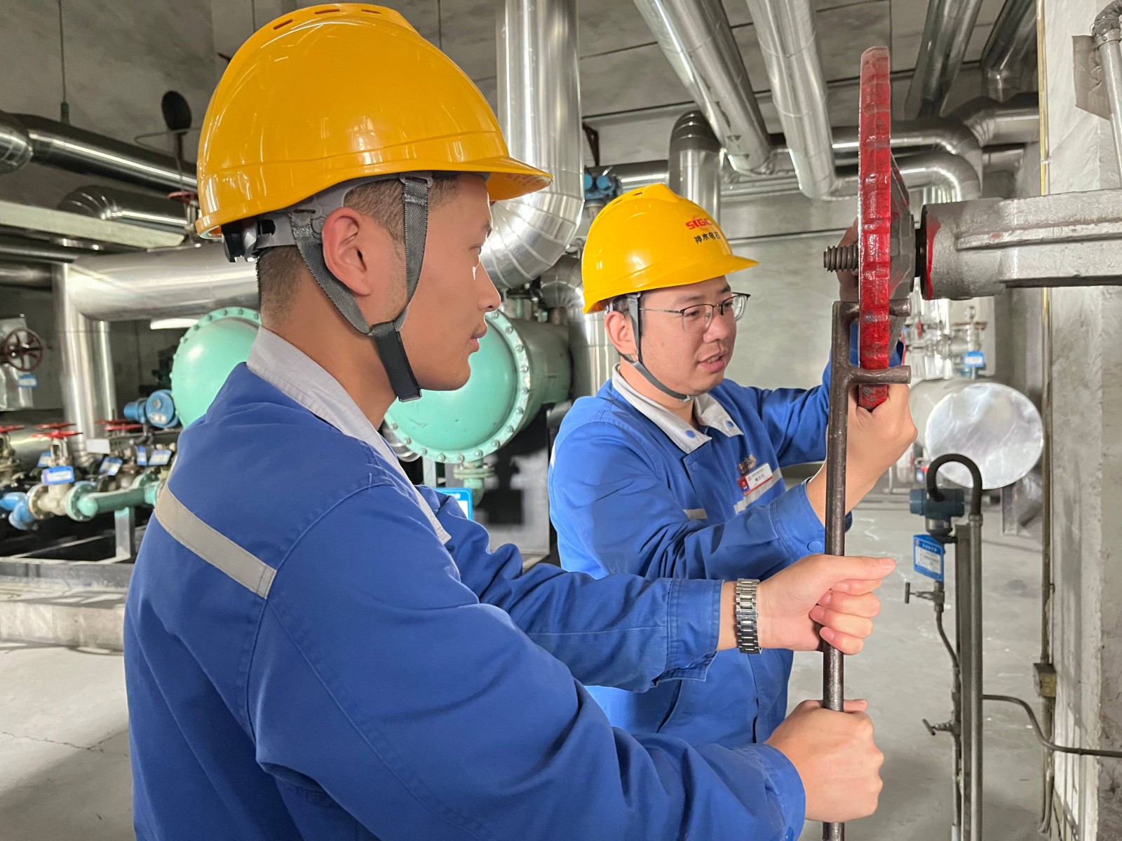 1-神木电石热电分厂：全力以赴保供暖 职工幸福再“升温”图片(1).jpg